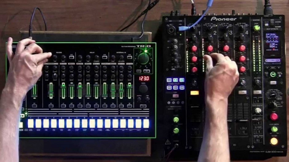 DIY Saturday #23 – Ean Golden Syncing Drum Machines with Traktor (djtechtools)